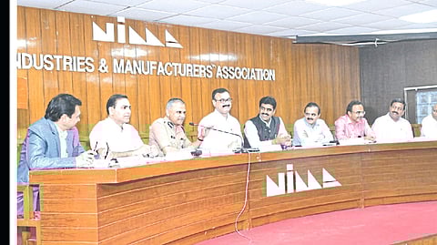 Police Commissioner Ankush Shinde speaking in a meeting organized by 'NIMA'. Neighbor Municipal Commissioner Dr. Chandrakant Pulkundwar and Nima office bearers.