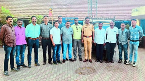 Police Inspector Ravindra Kalamkar of Nandurbar City Police Station and his team along with the seized report.