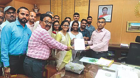 Officials of the State Govt. Semi-Government, Teacher-Non-Teacher, Staff Coordination Committee issued notice of indefinite strike for various demands including old pension.