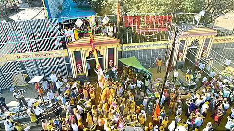 अलोट गर्दीने फुलला खंडोबा मंदिर परिसर