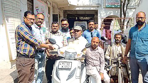 giving a statement to the Panchayat Samiti by Taluka President of Prahar Jan Shakti