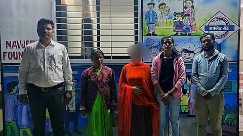 On-duty traffic policemen abused two arrest mumbai crime ghatkopar police