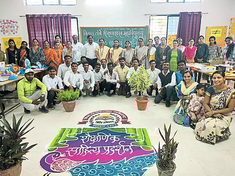 डुंबरवाडी येथे शैक्षणिक साहित्य प्रदर्शन