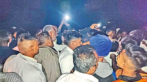 A crowd of farmers gathered on Jamner-Buldana road near Waghola project late on Friday night.