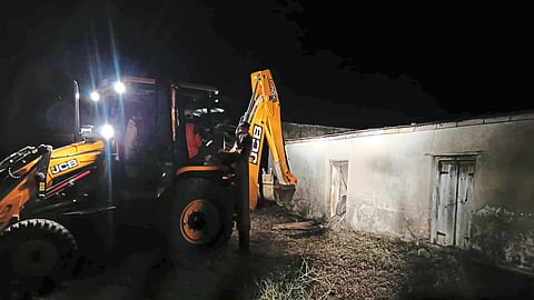 There was talk among the farmers that there was a leopard and three calves in this closed house.