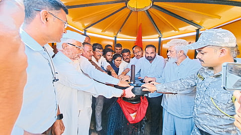 Guardian Minister Dada Bhuse during the Jalpuja of the water that came to the canal in the first cycle after the work of the first phase of the Bori Ambedari Bandit Canal.