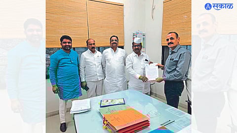 MLA Hiraman Khoskar while giving the letter to Chief Conservator of Forests of Regional Division Nitin Gudge that there was a complaint of irregular distribution of work in the Conservator of Forests in the district.