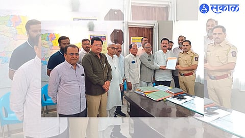 Malegaon: Officials of Malegaon Action Committee giving a statement to Additional Superintendent of Police Aniket Bharti