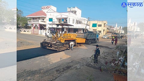 Shahada: In Vijayanagar area of the city, the work of asphalting has been stopped by the citizens alleging that the substandard work is being done.