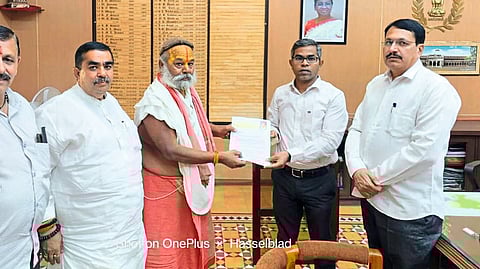 Mahant Ramnarayandasji Maharaj, BJP city president Girish Palve, former House leader Dinkar Patil etc. while giving the statement of demand to the district collector.