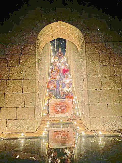 मढेघाट पायथ्याजवळ बारव दीपोत्सव