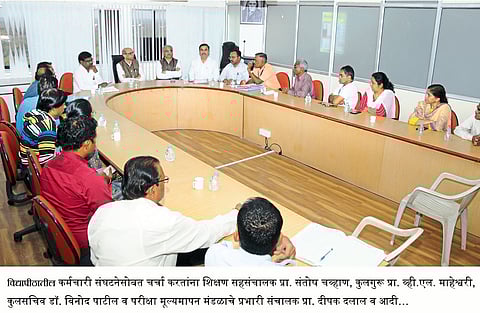 Jalgaon: Prof. Prof. Santosh Chavan. Neighbor Chancellor Prof. V. L. Maheshwari, Registrar Prof. Dr. Vinod Patil etc