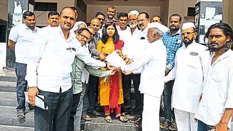 Officials of Mathadi Labor Union while giving statement of various demands to Naib Tehsildar Pankaj Magar.