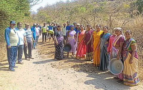 अखेर ग्रामस्थांनीच घेतला श्रमदानातून रस्ता दुरुस्तीचा निर्णय