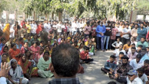 Anup Aggarwal while interacting with the crowd present at the office of the Superintendent of Police in the case of stone pelting.