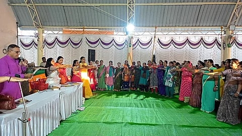 Amalner: In a program organized by Gujarati Mahila Mandal, dignitaries and women's mandal were present while taking oath of Digital Detox awareness campaign