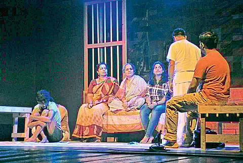 ‘काजव्यांचा गाव’ने गाठली शंभरी