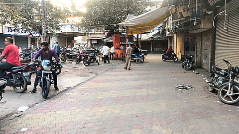 Jalgaon: As the traders kept their shops closed, the flower market on Thursday was in shambles