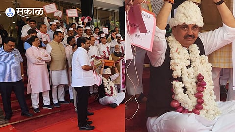 Maharashtra Budget Session: शेतकऱ्यांच्या प्रश्नावरून विरोधक आक्रमक; गळ्यात कांदा, कापसाची माळ घालून आंदोलन