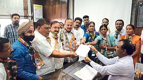 The Congress delegation while giving a statement to the commissioner