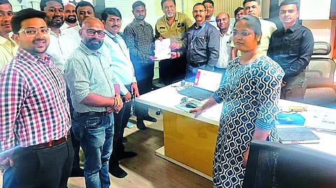 Stamp Collector Kailas Davange and Technical Department Officer Devidas Kolhe on the occasion of e-registration