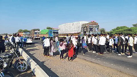Chalisgaon: Professionals of the area along with students protesting on Dhule-Aurangabad bypass