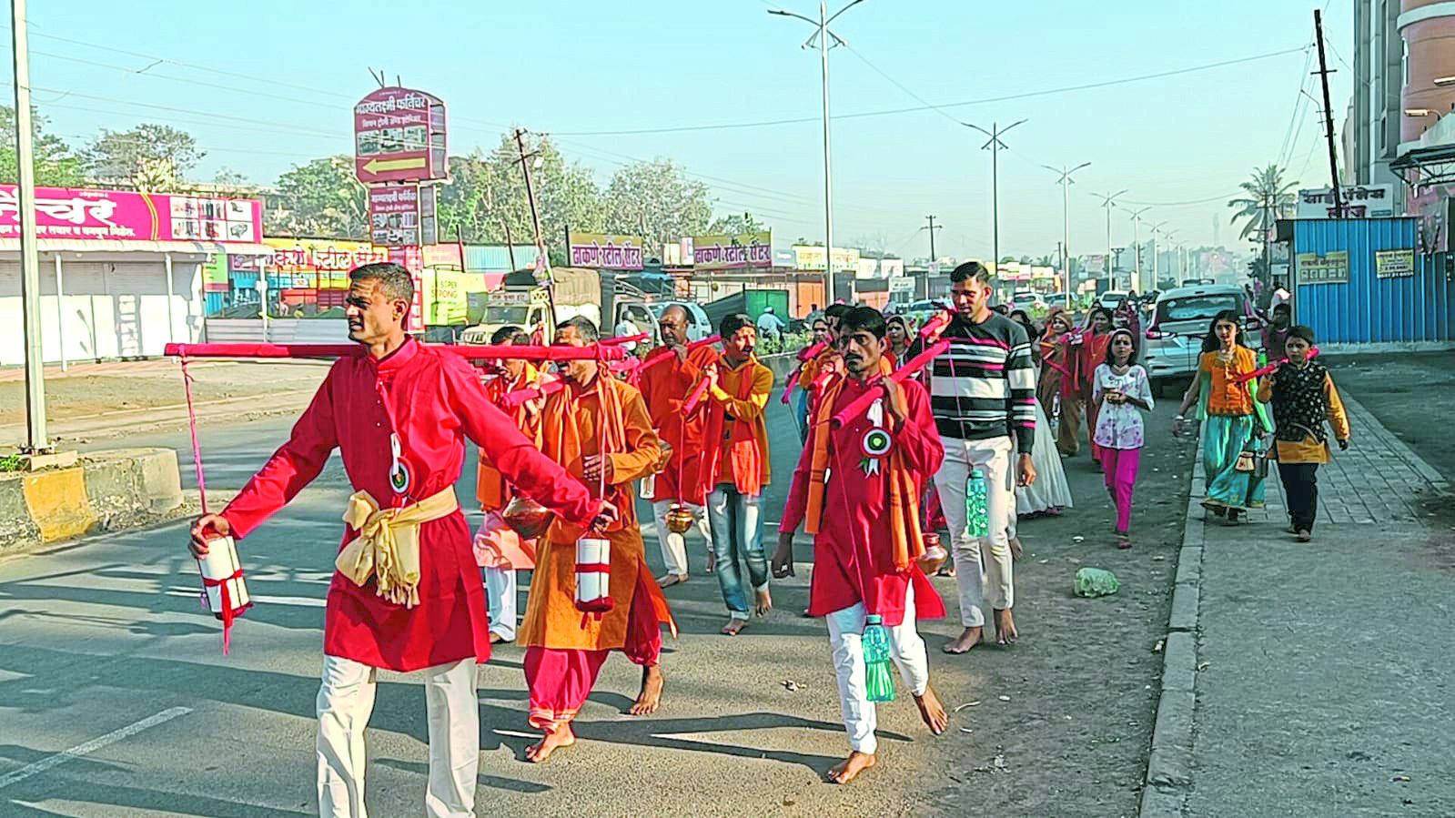 आळंदीत फराळ वाटप