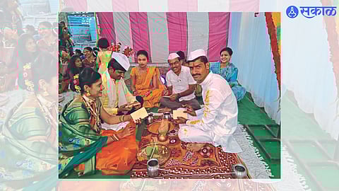 Janve (T. Amalner): The bridegroom and bridegroom were present while writing a letter to the government regarding the Padalse dam in the turmeric program itself