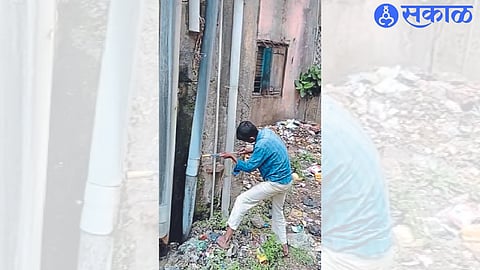 Municipal Corporation employees disconnecting water supply in Sweeper Colony area