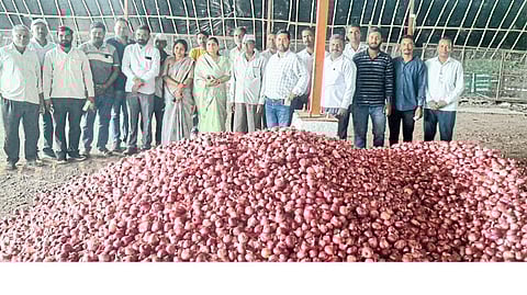 Former Chairperson Suvarna Jagtap, Shiva Sureshe, Vilas Ahire, Chandrasekhar Shinde and Sandeep Thombre during onion procurement through sub agency.