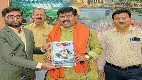 Municipality wants loan of three hundred crores budget of 1240 crores presented Emphasis income growth