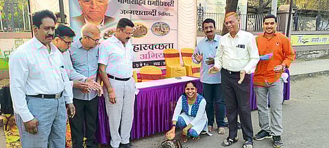 Municipal Commissioner Vidya Gaikwad while starting garbage collection by Nanasaheb Dharmadhikari Foundation.