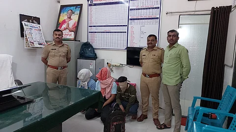Assistant Inspector Hemant Patil, Sub-Inspector Swapnil Koli and colleagues along with the arrested three suspects who opened fire in Mandul smuggling case