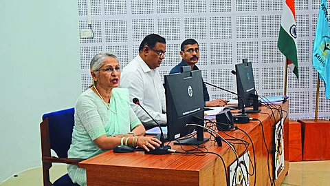 Vice Chancellor Lieutenant General (retired) Dr. Dignitaries including Madhuri Kanitkar.