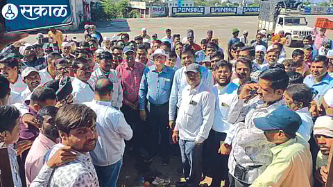 Onion auction started in Manmad Agricultural Produce Market Committee