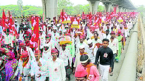 The farmers' long march, which was taken out by the Marxist Communist Party in the Legislative Assembly for various demands, started towards Mumbai from the Kanmwar bridge on the Mumbai-Agra highway on Monday.