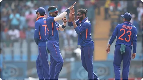 IND vs AUS 1st odi Australia 188 all out Mohammed Shami and Mohammed Siraj pick three wickets each cricket news in marathi kgm00