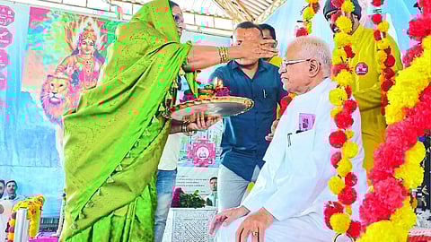 Mandakini Tai More on behalf of the Sevakari family during the ceremony held at Samarth Gurupeeth on Saturday.