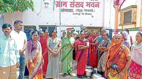 गावात सध्या मोठ्या प्रमाणात पाण्याची टंचाई