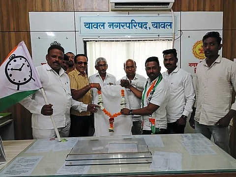 Maha Vikas Aghadi protest in municipality to get permanent chief executive jalgaon news