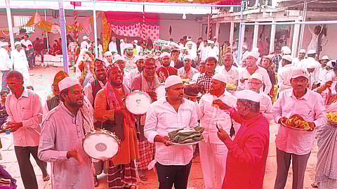 वडगावपीर येथे यात्रेनिमित्त
नैवद्याची सवाद्य मिरवणुक