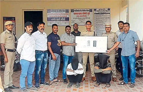 2 criminals who assaulted truck driver in Uttar Pradesh and attacked police with loot arrested dhule