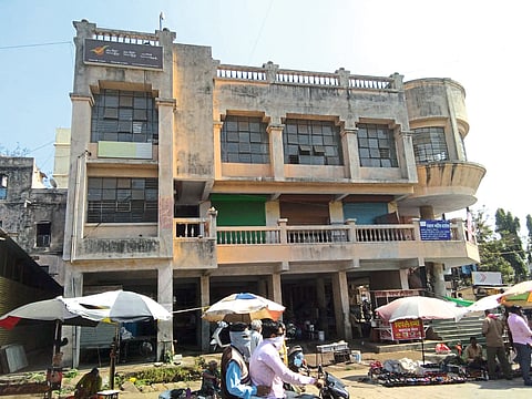 The state of municipal shops without use.