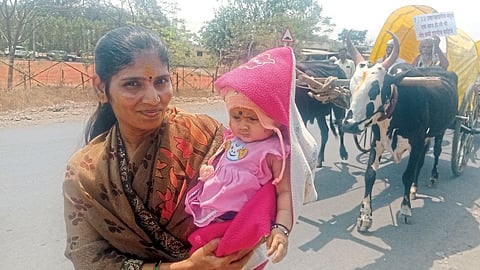 बैलगाड्यांसह मंद्रूपहून मुख्यमंत्र्यांच्या मुंबई येथील ‘वर्षा’ बंगल्याकडे कूच केली.