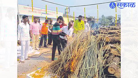 Hrishikesh Barakle's son while cremating the body of brave soldier Khandu Barakle.