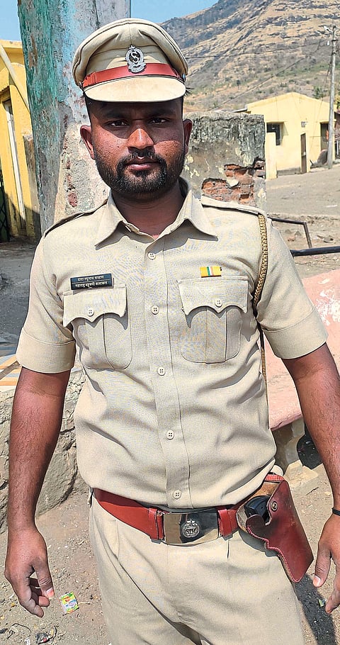 Multi-faceted Dada Chavan in the guise of a police sub-inspector, creating public awareness and entertaining people