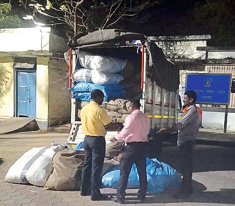 team of Food and Drug Administration seized stock of banned Vimal Gutkha from vehicle jalgaon crime news