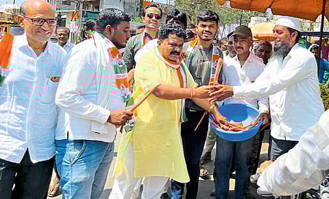 Pachora Congress distributed carrots in protest against the state government showing carrots to people through budget jalgaon news