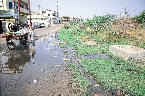 दुर्गंधीयुक्त घाण पाणी रस्त्यावर