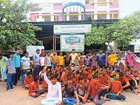 Khandesh Environment Boards celebrate dhulivandan with mentally challenged students dhule news